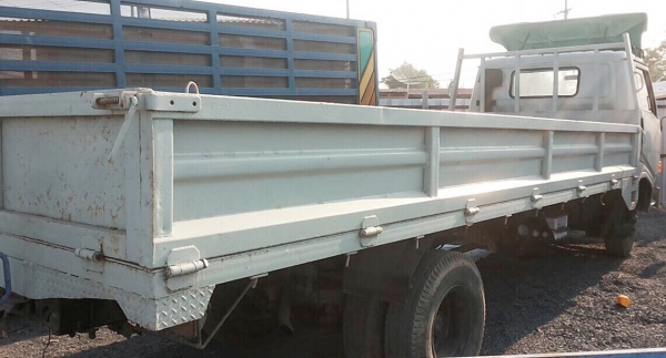 HINO KM 779 - 117 HP WO4D รถบรรทุกหกล้อ กระบะเหล็กคาร์โก้ความยาว 5.50 เมตรพื้นเหล็กสภาพสวยพร้อมบรรทุกได้เลยครับ เครื่องยนต์เดิมๆแรงดีไม่มีแตกเยิ้ม ภายในเก๋งคอนโซลสวยครบ พวงมาลัยธรรมดา เบรคลม ช่วงล่างใหญ่คัชซีสวยมากไม่มีบวม เฟืองท้ายติด F หลังครบ ยาง 8.25