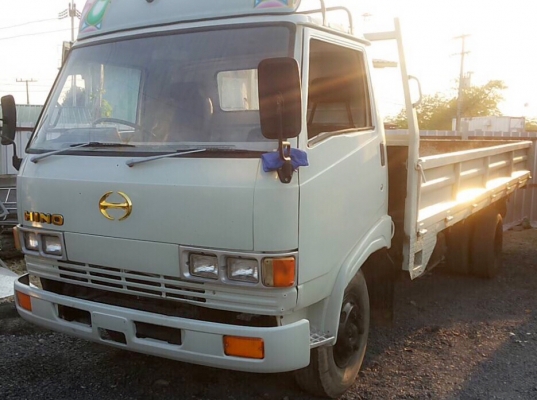 HINO KM 779 - 117 HP WO4D รถบรรทุกหกล้อ กระบะเหล็กคาร์โก้ความยาว 5.50 เมตรพื้นเหล็กสภาพสวยพร้อมบรรทุกได้เลยครับ เครื่องยนต์เดิมๆแรงดีไม่มีแตกเยิ้ม ภายในเก๋งคอนโซลสวยครบ พวงมาลัยธรรมดา เบรคลม ช่วงล่างใหญ่คัชซีสวยมากไม่มีบวม เฟืองท้ายติด F หลังครบ ยาง 8.25