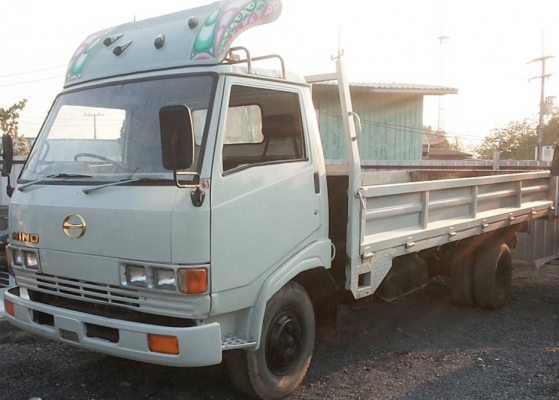 HINO KM 779 - 117 HP WO4D รถบรรทุกหกล้อ กระบะเหล็กคาร์โก้ความยาว 5.50 เมตรพื้นเหล็กสภาพสวยพร้อมบรรทุกได้เลยครับ เครื่องยนต์เดิมๆแรงดีไม่มีแตกเยิ้ม ภายในเก๋งคอนโซลสวยครบ พวงมาลัยธรรมดา เบรคลม ช่วงล่างใหญ่คัชซีสวยมากไม่มีบวม เฟืองท้ายติด F หลังครบ ยาง 8.25