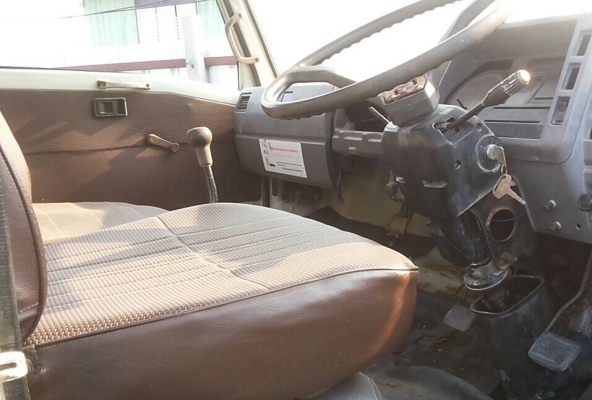 HINO KM 779 - 117 HP WO4D รถบรรทุกหกล้อ กระบะเหล็กคาร์โก้ความยาว 5.50 เมตรพื้นเหล็กสภาพสวยพร้อมบรรทุกได้เลยครับ เครื่องยนต์เดิมๆแรงดีไม่มีแตกเยิ้ม ภายในเก๋งคอนโซลสวยครบ พวงมาลัยธรรมดา เบรคลม ช่วงล่างใหญ่คัชซีสวยมากไม่มีบวม เฟืองท้ายติด F หลังครบ ยาง 8.25