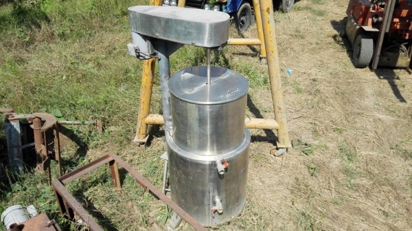 ถังสแตนเลสกวนผสม มอเตอร์ Mitsubishi 2 HP 380V มีหัวแก้สด้านล่าง สภาพใหม่เก่าเก็บพร้อมใช้