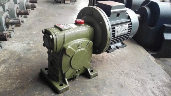 ** ขายแล้วครับ!! ** เกียร์ทด Li ming พร้อมมอเตอร์ 1 HP 380V ทด 1:10 สภาพสวย วิ่งเงียบพร้อมใช้งาน