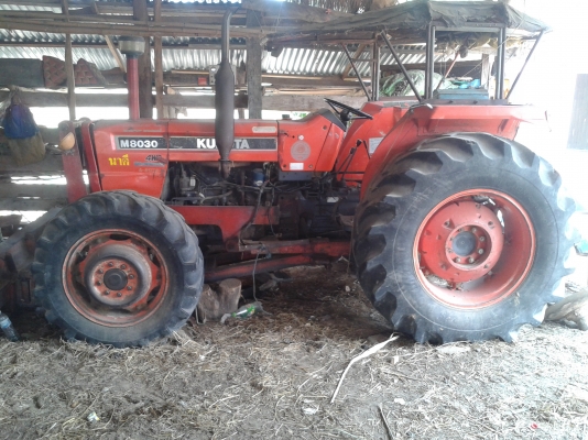 ขายรถไถคูโบต้า 8030  พร้อมอุปกรณ์ ใบมีดดันหน้า ผาน 6 สภาพเดิมมากไม่โทรม พร้อมลุย