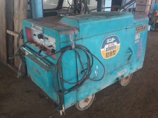 ตู้เชื่อมสนามพร้อมเครื่องปั่นไฟ DENYO  เครื่องยนต์ดีเซล จำนวน 3  สูบ ไฟขนาด 200  โวลต์ สามารถนำไปใช้เชื่อมภาคสนามในจุดที่ไม่มีไฟฟ้าและปั่นไฟขนาด 120 โวลต์ ได้ ราคา 36,000 บาท