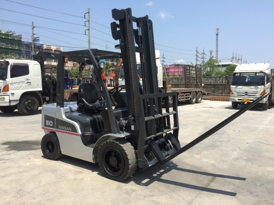 รถยกนิสสันรุ่นล่าสุด ยก 3 ตัน เสาสูง 4 เมตร งาเท เครื่องดีเซล เกียร์ธรรมดา  รถใช้งานมา 5400 ช.ม.