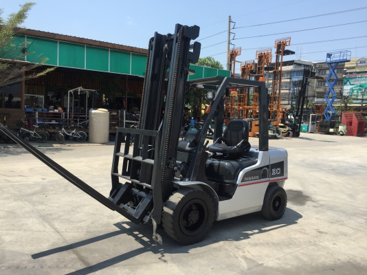 รถยกนิสสันรุ่นล่าสุด ยก 3 ตัน เสาสูง 4 เมตร งาเท เครื่องดีเซล เกียร์ธรรมดา  รถใช้งานมา 5400 ช.ม.