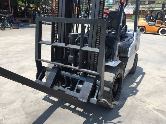 รถยกนิสสันรุ่นล่าสุด ยก 3 ตัน เสาสูง 4 เมตร งาเท เครื่องดีเซล เกียร์ธรรมดา  รถใช้งานมา 5400 ช.ม.