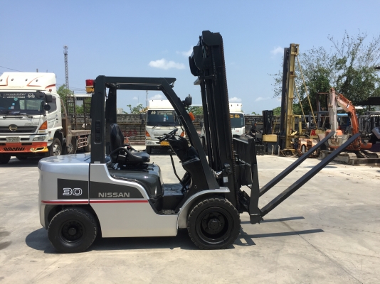 รถยกนิสสันรุ่นล่าสุด ยก 3 ตัน เสาสูง 4 เมตร งาเท เครื่องดีเซล เกียร์ธรรมดา  รถใช้งานมา 5400 ช.ม.