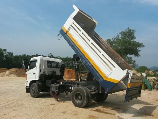 รถบรรทุก 6 ล้อดัมพ์ HINO MEGA ขนาด 150 แรงม้า กระบะดั๊มสามมิตร