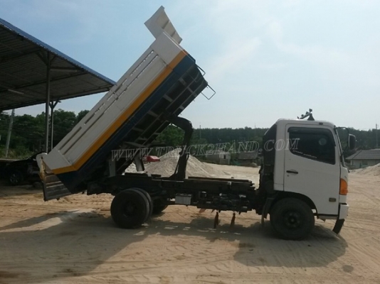 รถบรรทุก 6 ล้อดัมพ์ HINO MEGA ขนาด 150 แรงม้า กระบะดั๊มสามมิตร