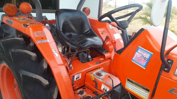 ขายรถไถคูโบต้าL3408เดิมๆยางใหม่สี่เส้นอุปกรณ์ดันหน้าผาน6ผาน4ตราช้าง