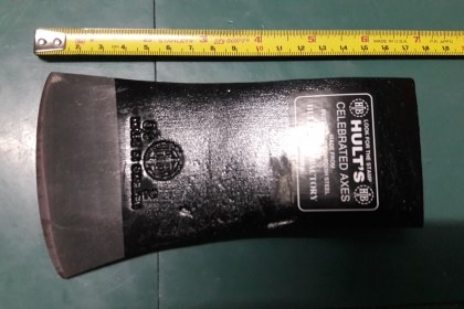 ขายหัวขวาน HULT'S CELEBRATED AXES. MADE IN SWEDEN.