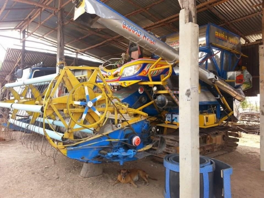 ขายรถเกี่ยวข้าว เกษตรพัฒนา จ้าวช้างไวไฟ ช่วงล่างดี ตัวเดิน12 เครื่อง225แรง อุ้ม2.5ตัน สภาพสวยพร้อมใช้งาน สนใจโทร 090-8588220คุณนะ 093-3258446คุณบิว หรือเข้าดูสินค้าอื่นๆได้ที่ www.truck.in.th/498 หรือเพจFacebook ณรงค์ ซื้อขายรถมือสอง (เว็บไซต์ส่วนตัว) หรื