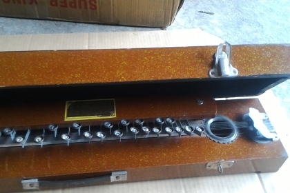 เครื่องดนตรีจากญี่ปุ่นการเล่นคล้ายๆกีต้าแต่กดโน๊ตง่ายกว่า ตัวนี้มี 10 สาย ไม่ใช้ไฟฟ้า ดีดเล่นเพลงกดดโน๊ตได้เลย มีฝาปิดให้