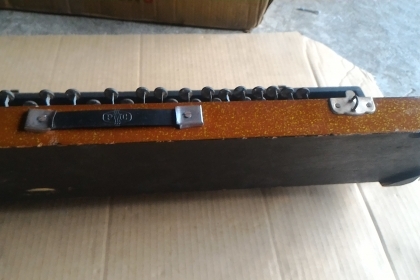 เครื่องดนตรีจากญี่ปุ่นการเล่นคล้ายๆกีต้าแต่กดโน๊ตง่ายกว่า ตัวนี้มี 10 สาย ไม่ใช้ไฟฟ้า ดีดเล่นเพลงกดดโน๊ตได้เลย มีฝาปิดให้