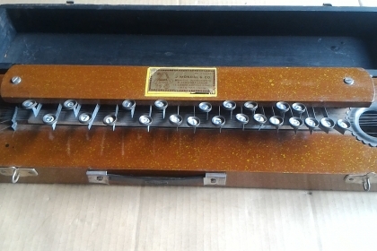 เครื่องดนตรีจากญี่ปุ่นการเล่นคล้ายๆกีต้าแต่กดโน๊ตง่ายกว่า ตัวนี้มี 10 สาย ไม่ใช้ไฟฟ้า ดีดเล่นเพลงกดดโน๊ตได้เลย มีฝาปิดให้