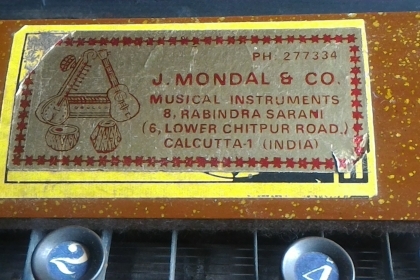 เครื่องดนตรีจากญี่ปุ่นการเล่นคล้ายๆกีต้าแต่กดโน๊ตง่ายกว่า ตัวนี้มี 10 สาย ไม่ใช้ไฟฟ้า ดีดเล่นเพลงกดดโน๊ตได้เลย มีฝาปิดให้