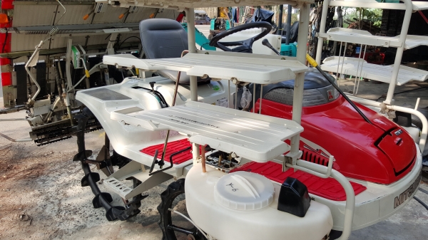 รถดำนา 5 แถว มิซู ระบบไฟฟ้าปรับเอียงซ้ายขาว มีตัวเก็บหญ้า พ่นปุ๋ย รหัสสินค้า Y - 6 รถดำนา 5 แถว มิซู ระบบไฟฟ้าปรับเอียงซ้ายขาว มีตัวเก็บหญ้า พ่นปุ๋ย รหัสสินค้า Y - 6