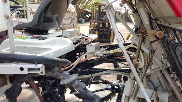 รถดำนา 5 แถว มิซู ระบบไฟฟ้าปรับเอียงซ้ายขาว มีตัวเก็บหญ้า พ่นปุ๋ย รหัสสินค้า Y - 6 รถดำนา 5 แถว มิซู ระบบไฟฟ้าปรับเอียงซ้ายขาว มีตัวเก็บหญ้า พ่นปุ๋ย รหัสสินค้า Y - 6