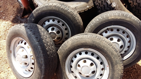 ขายด่วนยางพร้อมกระทะเหล็ก 6รู ขอบ15 215/70 R15