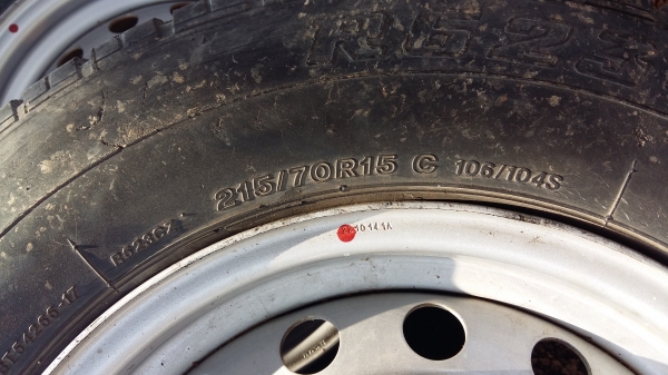 ขายด่วนยางพร้อมกระทะเหล็ก 6รู ขอบ15 215/70 R15