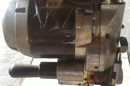 เครื่องตัดผ้าใบมีดตั้งตัวใหญ่ ยี่ห้อ GEMSY  ตัดผ้าที่ทับกันได้หนามาก มีชุดเจียร์แต่งลับคม ใช้ไฟบ้าน 220 V. พร้อมใช้งาน