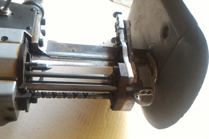 เครื่องตัดผ้าใบมีดตั้งตัวใหญ่ ยี่ห้อ GEMSY  ตัดผ้าที่ทับกันได้หนามาก มีชุดเจียร์แต่งลับคม ใช้ไฟบ้าน 220 V. พร้อมใช้งาน