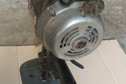 เครื่องตัดผ้าใบมีดตั้งตัวใหญ่ ยี่ห้อ GEMSY  ตัดผ้าที่ทับกันได้หนามาก มีชุดเจียร์แต่งลับคม ใช้ไฟบ้าน 220 V. พร้อมใช้งาน