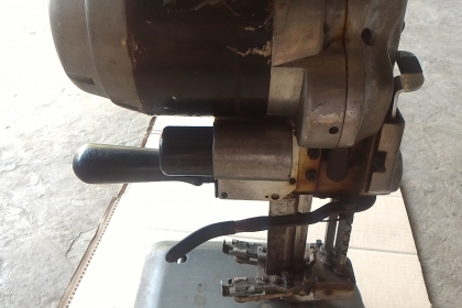 เครื่องตัดผ้าใบมีดตั้งตัวใหญ่ ยี่ห้อ GEMSY  ตัดผ้าที่ทับกันได้หนามาก มีชุดเจียร์แต่งลับคม ใช้ไฟบ้าน 220 V. พร้อมใช้งาน