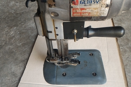 เครื่องตัดผ้าใบมีดตั้งตัวใหญ่ ยี่ห้อ GEMSY  ตัดผ้าที่ทับกันได้หนามาก มีชุดเจียร์แต่งลับคม ใช้ไฟบ้าน 220 V. พร้อมใช้งาน