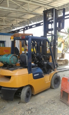 ขายรถยก TOYOTA ขนาด 2.5 ตัน ใช้น้ำมันเบนซินและก๊าซหุงต้มได้ 2 ระบบ ยกได้ 2.5 ตัน  เสาสูง 4 เมตร ราคา 165,000 บาท