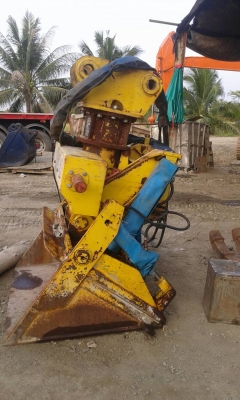 บุ้งกี๋เอนกประสงค์ สภาพตามรูป มีระบบไฮโดรลิค เปิด-ปิด บุ้งกี๋ และหมุนได้ 180 องศา รูสลักขนาด 60 มิลลิเมตร ของเก่านอก ราคา 25,000 บาท