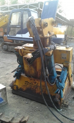 บุ้งกี๋เอนกประสงค์ สภาพตามรูป มีระบบไฮโดรลิค เปิด-ปิด บุ้งกี๋ และหมุนได้ 180 องศา รูสลักขนาด 60 มิลลิเมตร ของเก่านอก ราคา 25,000 บาท