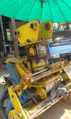 บุ้งกี๋เอนกประสงค์ สภาพตามรูป มีระบบไฮโดรลิค เปิด-ปิด บุ้งกี๋ และหมุนได้ 180 องศา รูสลักขนาด 60 มิลลิเมตร ของเก่านอก ราคา 25,000 บาท