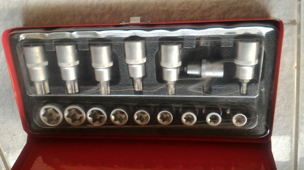 ชุดเครื่องมือพิเศษแบบหัวหัวทอร์ค (หัวดาว) 16 ชิ้น มีทั้งแบบตัวผู้และตัวเมีย หัวเป็นเหล็กแข็ง