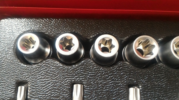 ชุดเครื่องมือพิเศษแบบหัวหัวทอร์ค (หัวดาว) 16 ชิ้น มีทั้งแบบตัวผู้และตัวเมีย หัวเป็นเหล็กแข็ง