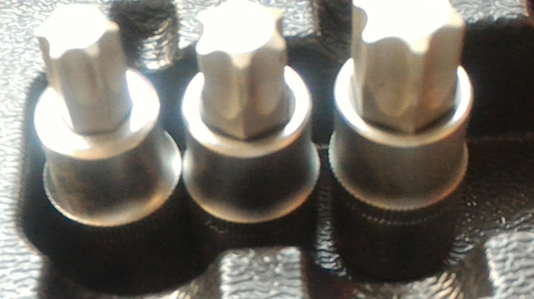 ชุดเครื่องมือพิเศษแบบหัวหัวทอร์ค (หัวดาว) 16 ชิ้น มีทั้งแบบตัวผู้และตัวเมีย หัวเป็นเหล็กแข็ง