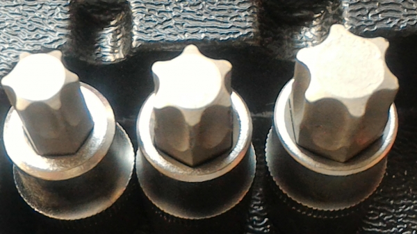 ชุดเครื่องมือพิเศษแบบหัวหัวทอร์ค (หัวดาว) 16 ชิ้น มีทั้งแบบตัวผู้และตัวเมีย หัวเป็นเหล็กแข็ง