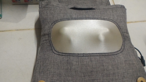 หมอนลูกกลิ่งนวดมีลูกกลิ่งนวด 4 ตัว  ยี่ห้อ LOURES จากญี่ปุ่น มีความร้อนช่วยระหว่างนวด ทำงานเงียบ ใช้ใน รถ ในบ้านได้