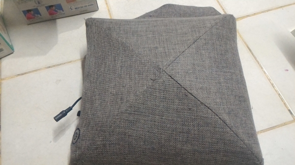 หมอนลูกกลิ่งนวดมีลูกกลิ่งนวด 4 ตัว  ยี่ห้อ LOURES จากญี่ปุ่น มีความร้อนช่วยระหว่างนวด ทำงานเงียบ ใช้ใน รถ ในบ้านได้