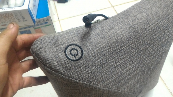 หมอนลูกกลิ่งนวดมีลูกกลิ่งนวด 4 ตัว  ยี่ห้อ LOURES จากญี่ปุ่น มีความร้อนช่วยระหว่างนวด ทำงานเงียบ ใช้ใน รถ ในบ้านได้