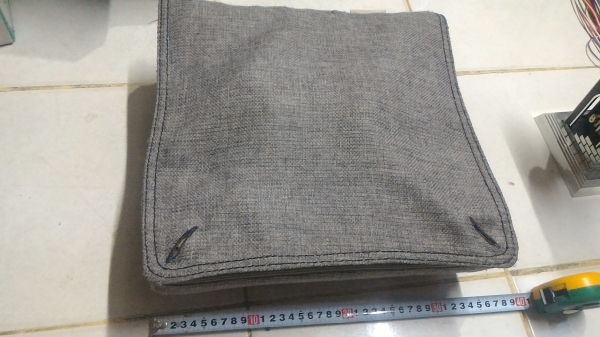 หมอนลูกกลิ่งนวดมีลูกกลิ่งนวด 4 ตัว  ยี่ห้อ LOURES จากญี่ปุ่น มีความร้อนช่วยระหว่างนวด ทำงานเงียบ ใช้ใน รถ ในบ้านได้