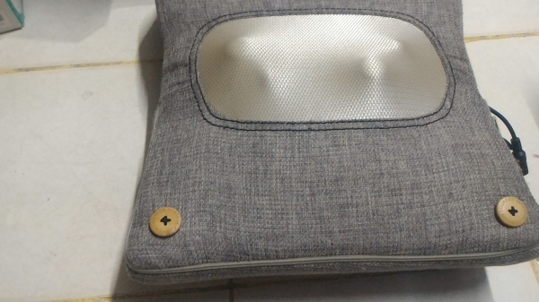 หมอนลูกกลิ่งนวดมีลูกกลิ่งนวด 4 ตัว  ยี่ห้อ LOURES จากญี่ปุ่น มีความร้อนช่วยระหว่างนวด ทำงานเงียบ ใช้ใน รถ ในบ้านได้