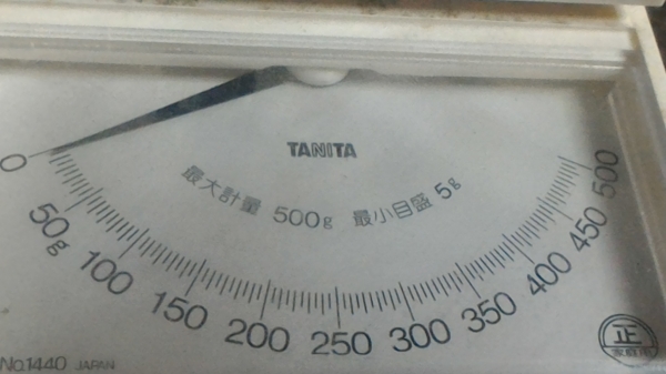 ตาชังของแบบละเอียด ยี่ห้อ TANITA จากญี่ปุ่น ชั่งได้สูงสุด 500 กรัม ความละเอียดที่ช่องละ 5 กรัม