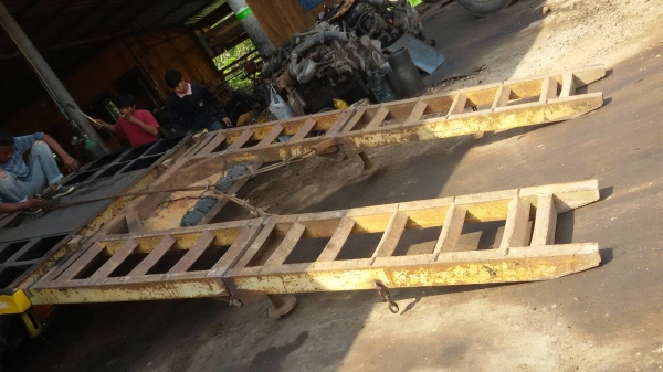 ขายด่วนหางบันได้เทเลอร์มีชุดไฮโดริกครบชุดเหล็กหนา5นิ้ว พร้อมใช้งาน