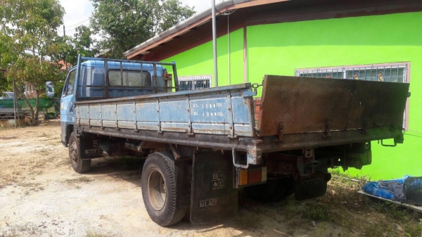 รถอีซูซู 6 ล้อ ( ไม่ดั้ม ) NPR 115 แรงม้า. ปี 37    สนใจติดต่อ  081 - 6079515