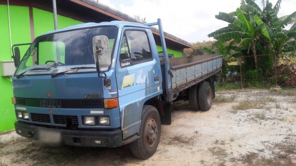 รถอีซูซู 6 ล้อ ( ไม่ดั้ม ) NPR 115 แรงม้า. ปี 37    สนใจติดต่อ  081 - 6079515
