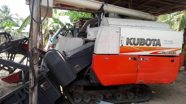ขายรถเกี่ยวข้าวคูโบต้า  DC 70 g  ปี 56 สภาพสวยพร้อมเทลเลอร์  ราคา  515,000  บาท  ลดสุดๆ อาทิตย์เดียวเท่านั้น