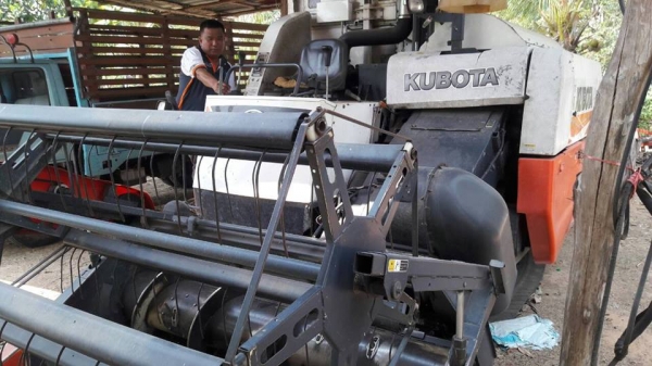 ขายรถเกี่ยวข้าวคูโบต้า  DC 70 g  ปี 56 สภาพสวยพร้อมเทลเลอร์  ราคา  515,000  บาท  ลดสุดๆ อาทิตย์เดียวเท่านั้น