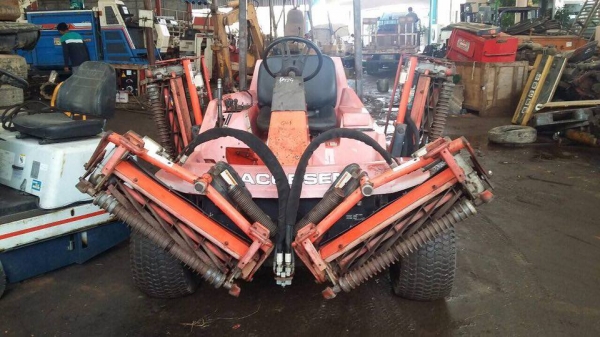 รถตัดหญ้าแต่งกรีน ขับเคลื่อน4ล้อ เครื่องดีเซล  นำเข้าจากนอก พร้อมใช้งาน